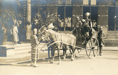222674 Afbeelding van de maskeradeoptocht op het Domplein te Utrecht met als thema Ichnaton, ter gelegenheid van het ...